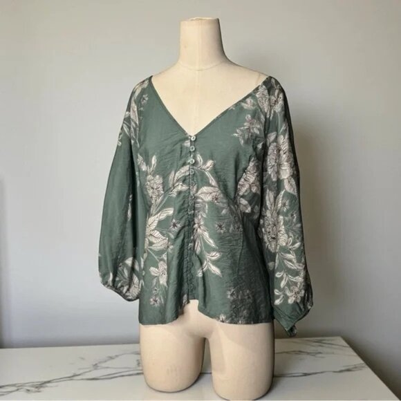 TORRID Button Front V-Neck Crop Floral Blouse - Picture 7 of 7